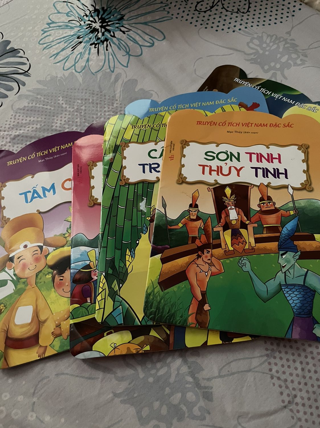 Chất lượng giấy tốt, giá rẻ, thích hợp cho các bé từ 2 tuổi trở lên.