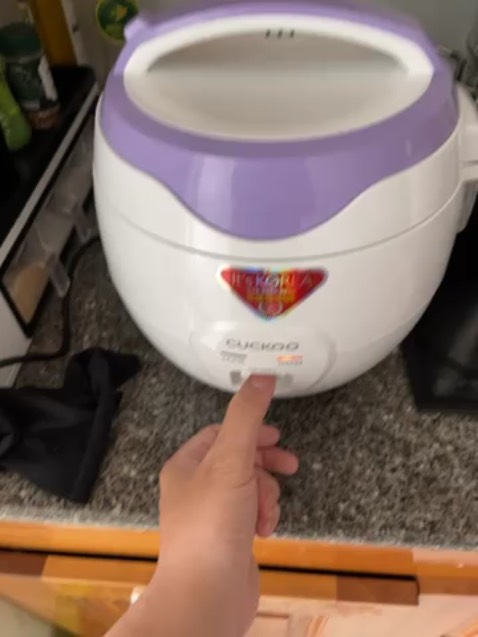 Nồi vừa mới mua đã hư nút bật không nấu được, ấn nút COOK thì liên tục chuyển qua nút WARM .  tiki hỗ trợ nhanh chóng đổi hàng cho mình. Rất thất vọng.
Hàng vừa đến hôm nay.