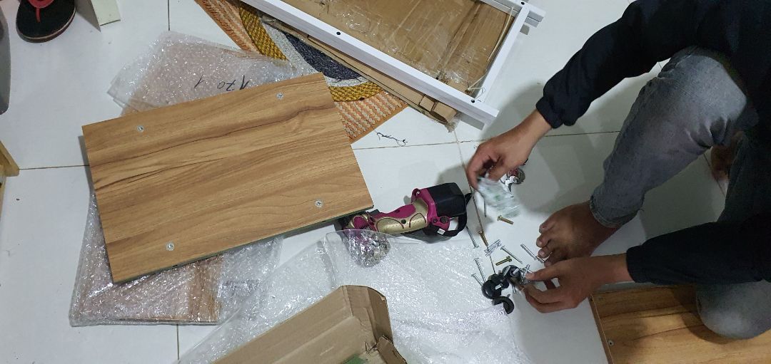 Kệ chắc chắn, đẹp, thích nhất là bản lề xịn xò.
Nên nhờ shop lắp đặt để đỡ mất thời gian và tránh phải chờ đợi nếu bị thiếu ốc.