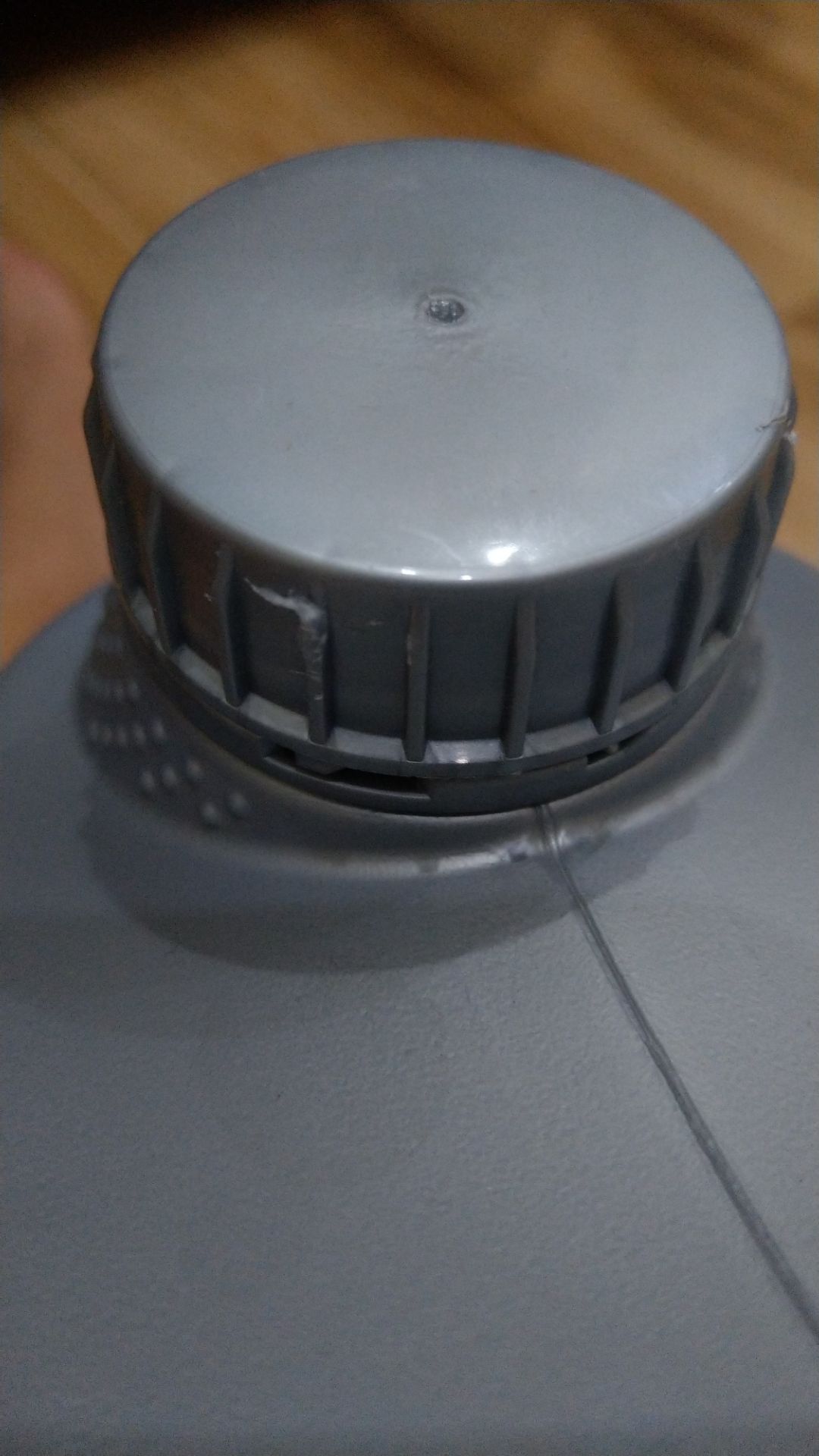 nắp sản phẩm bị chầy, như có dấu hiệu đóng lại. sài 1 thời gian mới biết được