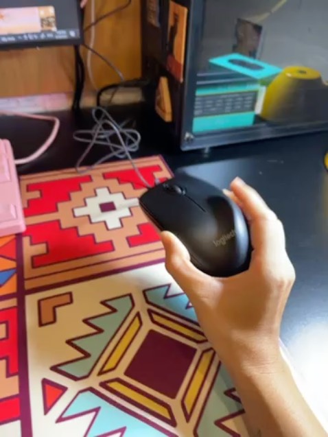 Tiki ship nhanh bọc cẩn thận trong hộp cát tông, hộp nguyên có dán tem. Về sp thì chỉ dùng được trên bề mặt nhẵn, tốc độ nhanh, giá rẻ