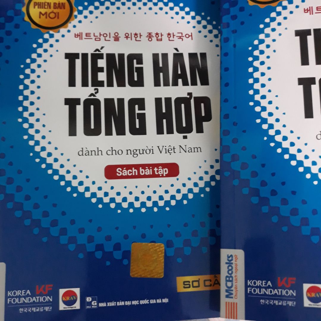 Sách còn mới tinh luôn nha mng. Vì tình hình dịch bệnh phức tạp nên giao hàng lâu hơn ngày thường, mình còn được tặng bookmark nữa thích ghê ?❤ Sách còn mới tinh luôn nha mng. Vì tình hình dịch bệnh phức tạp nên giao hàng lâu hơn ngày thường, mình còn được tặng bookmark nữa thích ghê ?❤