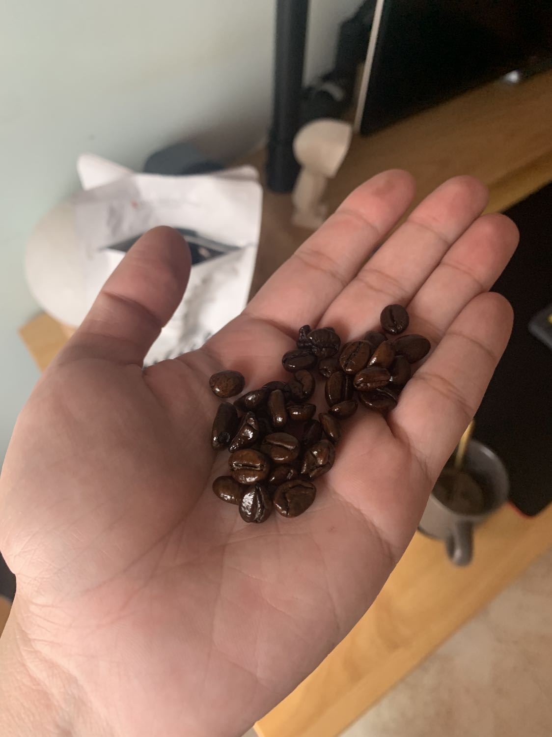 Đúng như mong đợi đến từ hãng cà phê kém chất lượng như trung nguyên, hạt cà phê rang toàn lỗi từ over development đến crater ..v..v.. nên mở ra là hạt toàn dầu, lỗ lỗ, nhiệt rang không đều. Do dịch nên mua tạm cho gia đình uống. Chứ thật sự với tiêu chuẩn cà phê SCA như hiện này thì quá tệ hại. Đúng như mong đợi đến từ hãng cà phê kém chất lượng như trung nguyên, hạt cà phê rang toàn lỗi từ over development đến crater ..v..v.. nên mở ra là hạt toàn dầu, lỗ lỗ, nhiệt rang không đều. Do dịch nên mua tạm cho gia đình uống. Chứ thật sự với tiêu chuẩn cà phê SCA như hiện này thì quá tệ hại.