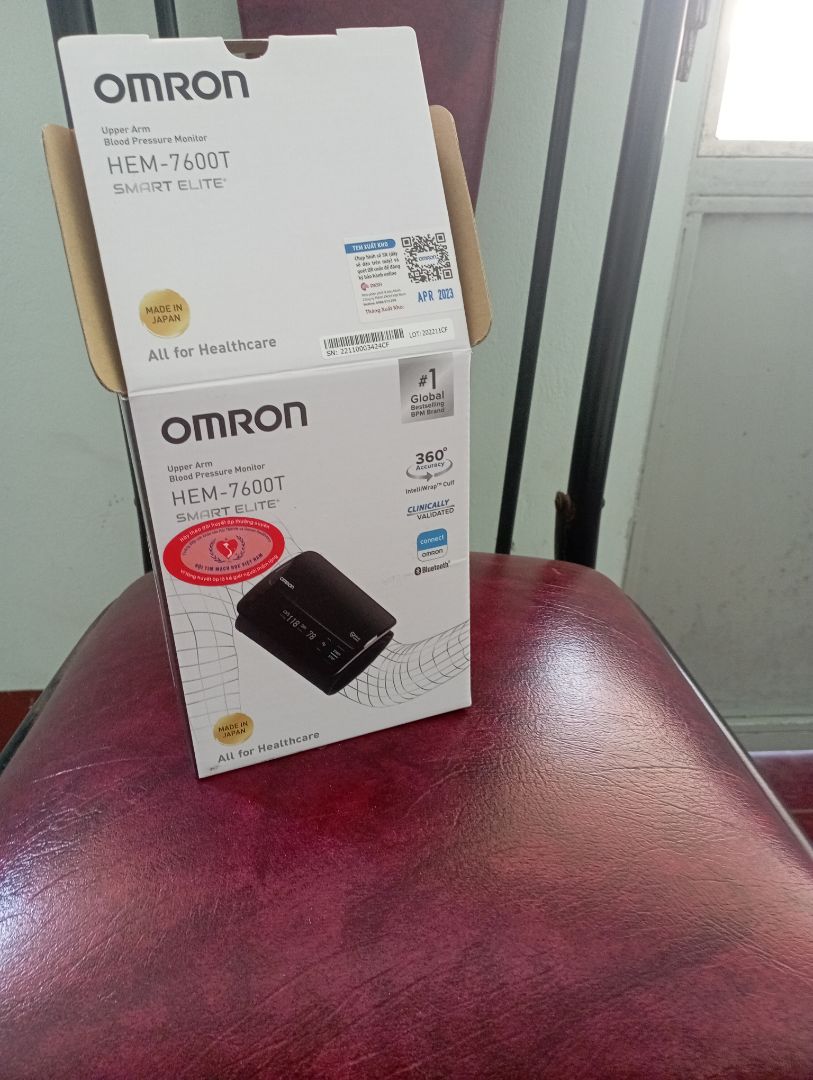 Đã nhận được hàng cách nay mấy ngày rồi, hôm nay mới có đánh giá về sản phẩm máy đo huyết áp Omron này.Shop đã đóng gói cẩn thận, hàng có tem xuất kho, và được lắp ráp ở Nhật, có đủ giấy hướng dẫn sử dụng tiếng Anh và tiếng việt.Shop gửi nhanh trong thời gian dự kiến.Cảm ơn shop nhiều,. Người nhà chọn lựa mãi mới chọn mua mẫu máy đo huyết áp Omron này vì gọn gàng và có kết nối Bluetooth với điện thoại để lưu trữ số liệu đo từng ngày,cho bs xem.Cũng hài lòng với máy này vì tiện,dễ dùng, mẫu mới ở Việt Nam, chứ trên TG đã có mặt mấy năm trước rồi.Chờ trải nghiệm một thời gian sẽ đánh giá thêm...