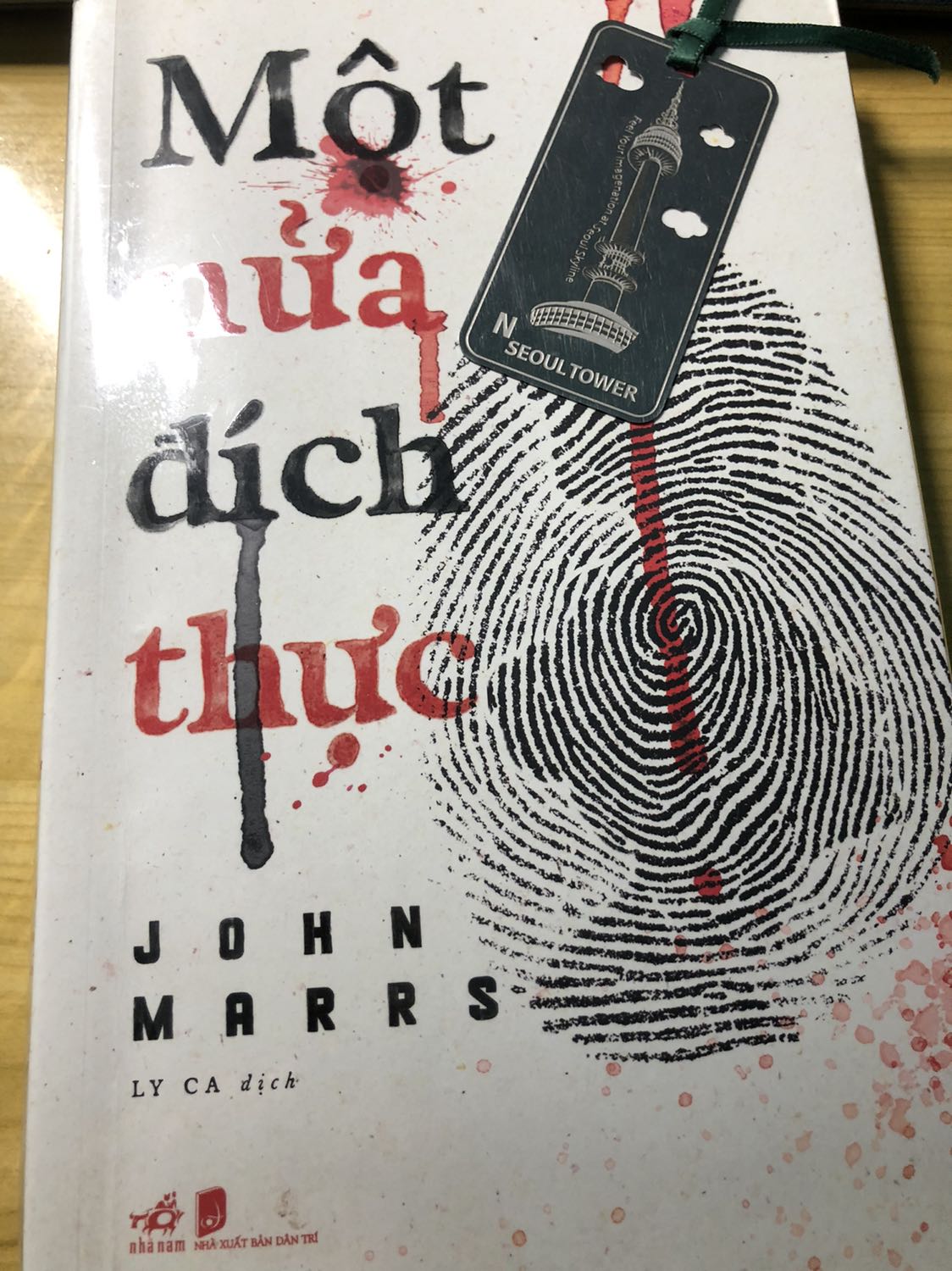 Một cuốn tiểu thuyết xuất sắc, lôi cuốn, 5 nhân vật chính nhưng được tác giả xây dựng khá ấn tượng, không bị trùng dẫm. Vấn đề tác giả nêu ra trong truyện cũng rất thú vị. Một cuốn truyện nên đọc!