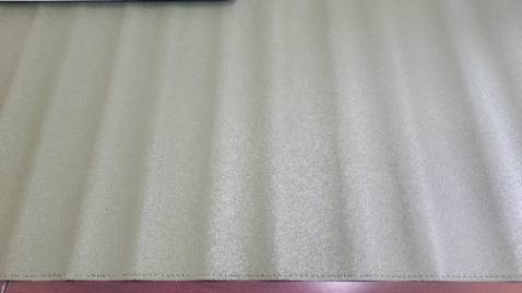 Thực sự dùng cái thảm lót chuột này rất bực mình. Phần lót tiếp xúc với mặt bàn là lớp vải bông nên thảm không bám bàn mà trơn tuồn tuột. Rồi thảm được cuộn lại để ship đi nhưng không cuộn vào cái lõi xốp hoặc lấy cái gì làm lõi nên thảm bị gấp hằn nếp không phẳng. Nhìn chung rất ngứa mắt.