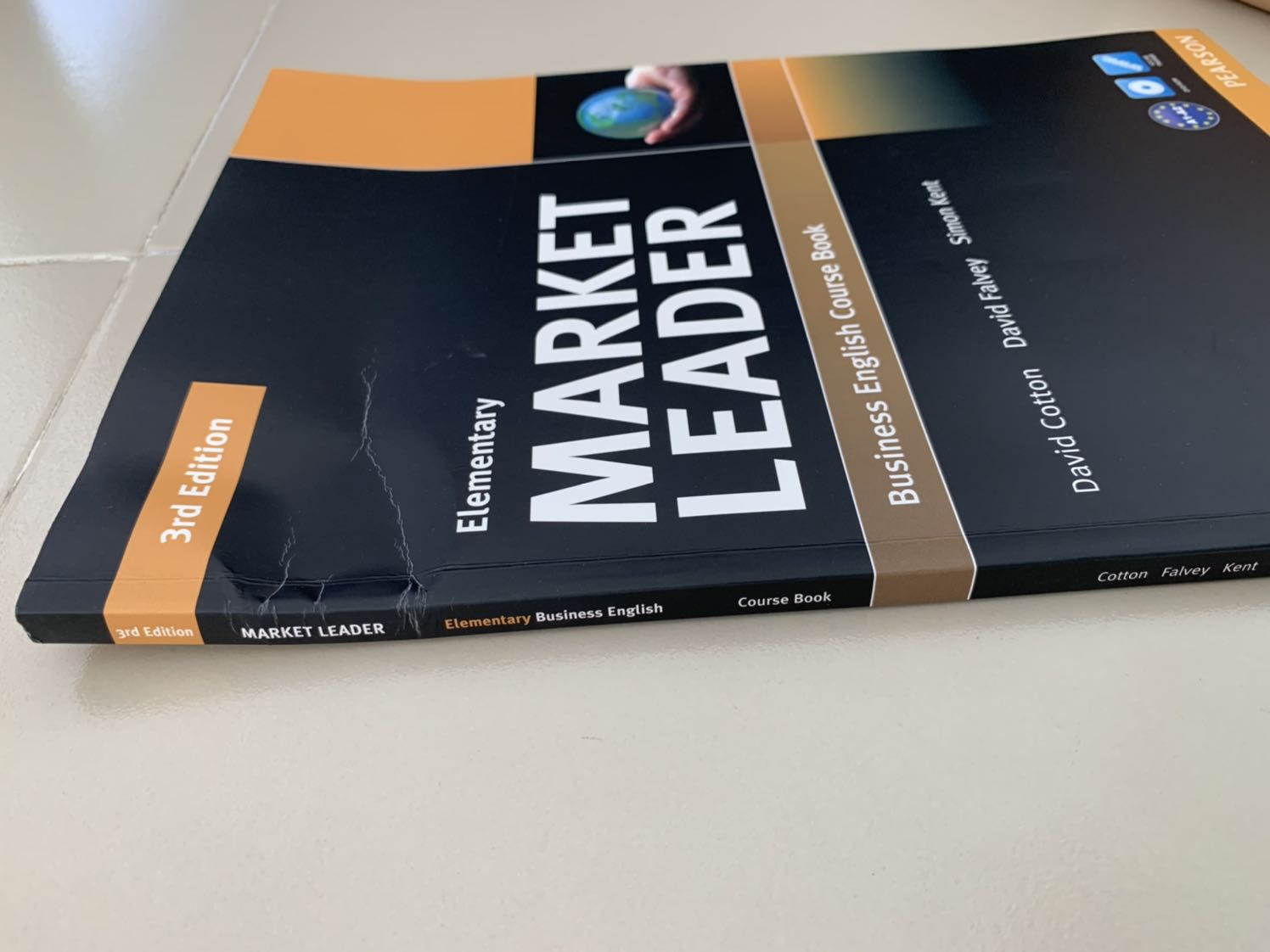 Sách do Fahasa phân phối bị gãy bìa sách và gáy sách, làm nhàu các trang bên trong. Khâu vận chuyển ko đảm bảo nên làm sách bị hư hại.