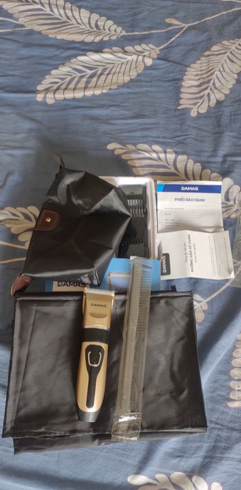 Ấn tượng là rất nhiều phụ kiện kèm theo, máy bóng loáng. Hàng chính hãng Damas, có phiếu bảo hành 12 tháng rất uy tín. Cầm nhẹ tay, dễ sử dụng