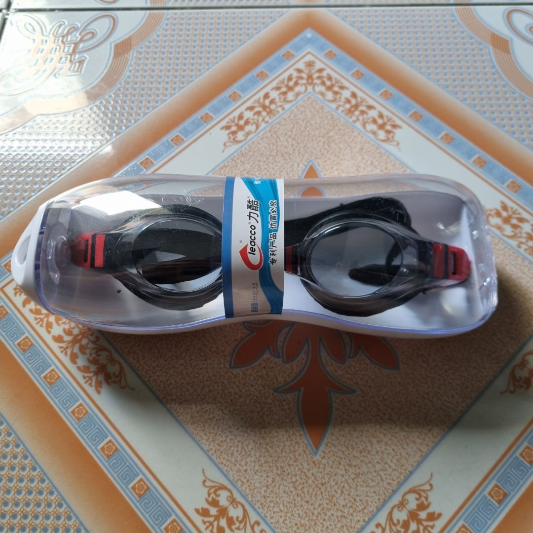 Hộp kính đẹp và có núm xoay đóng mở tiện lợi. Nút điều chỉnh độ dài dây ở hai đuôi mắt kính. Mắt kính nhìn dưới nước rất tốt, không mờ hơi nước. Sản phẩm tốt.