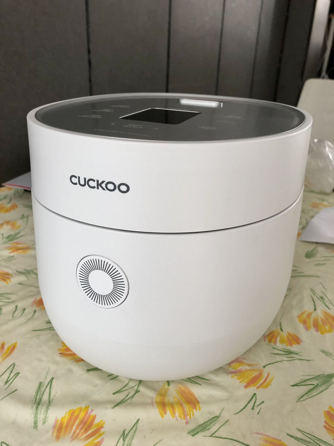 Nồi thiết kế rất đẹp, hoàn thiện khá, nấu cơm ngon, giữ ấm tốt. Tuy nhiên hướng dẫn tiếng Việt chưa đầy đủ, xài bữa giờ vẫn chưa hiểu rõ hết các chức năng. À không thấy phiếu bảo hành nữa, lỡ hư không biết làm sao.