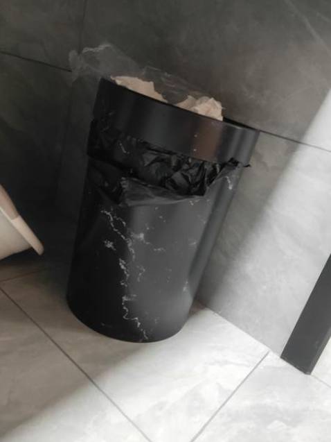 Thùng rác to, nhựa mới cứng cáp. Màu bắt mắt, độc đáo. Shop đóng gói cẩn thận, bọc mấy lượt gỡ mãi mới ra được. Tiki giao hàng nhanh khỏi bàn rồi, đặt hôm trước hôm sau có rồi. Thùng rác to, nhựa mới cứng cáp. Màu bắt mắt, độc đáo. Shop đóng gói cẩn thận, bọc mấy lượt gỡ mãi mới ra được. Tiki giao hàng nhanh khỏi bàn rồi, đặt hôm trước hôm sau có rồi.