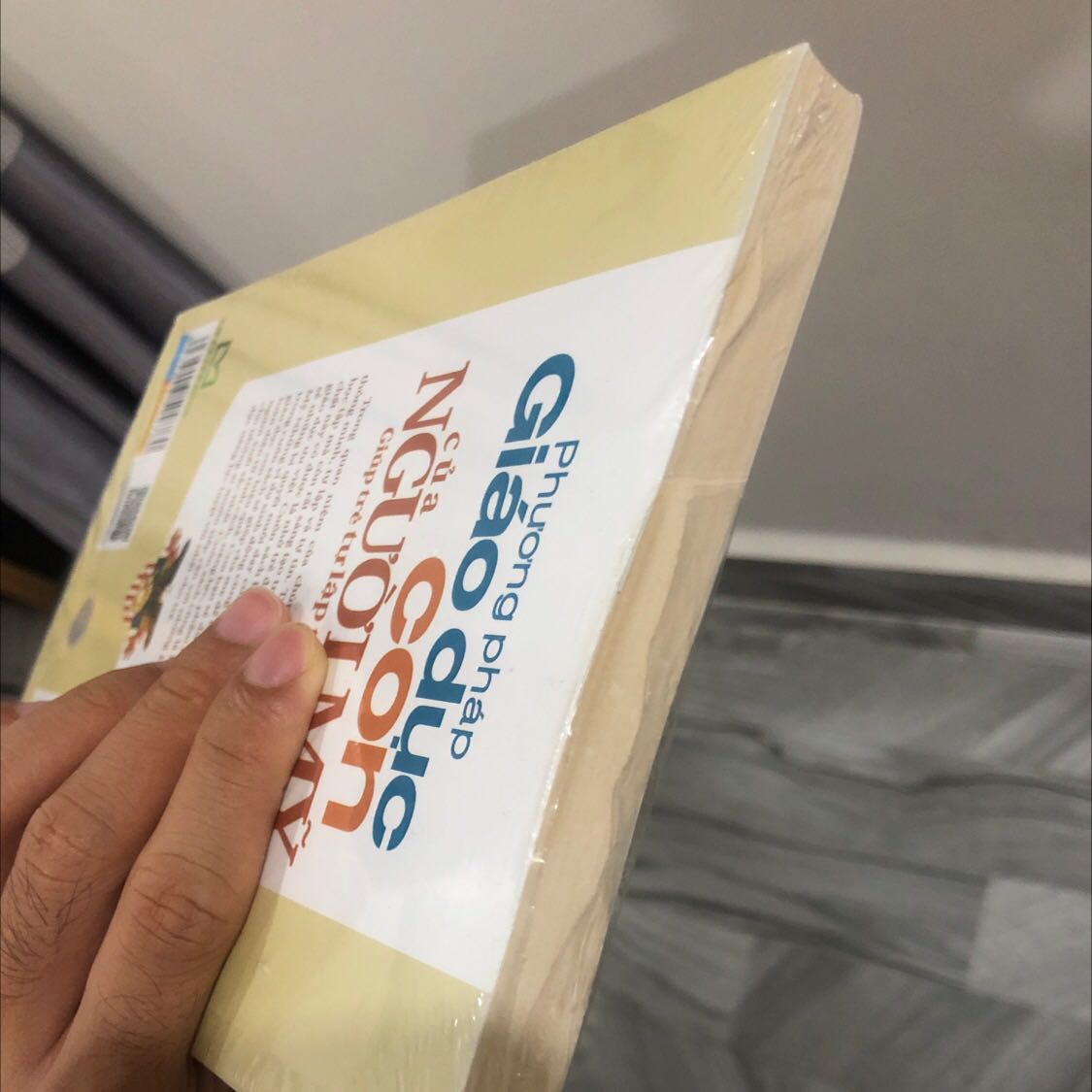 Giao hàng khá lâu nhưng do dịch cũng thông cảm. Nhưng chất lượng sách thì ko hài lòng. Mua 2 quyển thì 1 quyển ok, còn 1 quyển pp giáo dục con của người Mỹ bị rách lớp bao bì, đầu sách bị bám bụi bẩn làm sách bị ố màu