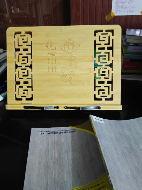 Sản phẩm tốt, rất chắc chắn ạ, bàn mình hơi thấp nên mỗi lần làm việc đều phải cuối gập cái cổ xuống thời gian dài bị đau cổ kinh, sửa lại thì khó, giờ nhờ có cái kệ nên mình làm việc đỡ hơn nhiều, vì tài liệu luôn ngang tầm mắt mình, kệ thiết kế đẹp quâ, mình cũng theo đạo nên nhìn rất ưng mắt.