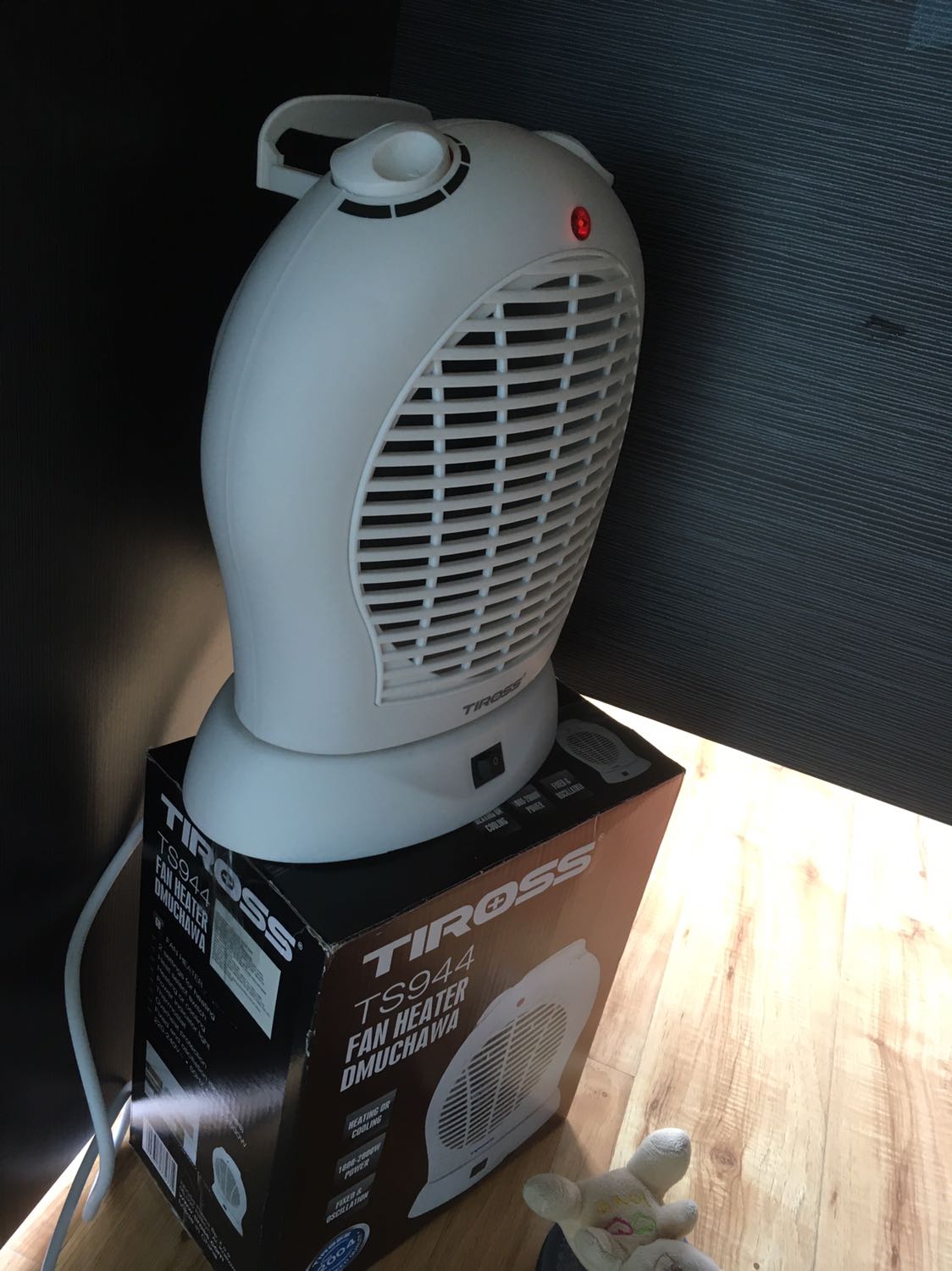 Quạt chạy tốt, ấm chân. Thích hợp cho ngồi vp máy lạnh bị lạnh chân. Sp thứ 2 mua của Tiross và tiki. Rất hài lòng về chất lượng.