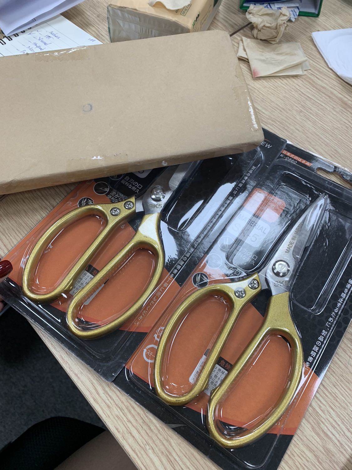 Shop đóng gói chắc chắn. Kéo cầm đầm tay. Chất lượng phù hợp với giá tiền. Mình rất hài lòng về sản phẩm so với mức giá này. Mình mua 2 chiếc 37k*2=74k. Xong add thêm khuyến mại của tiki giảm tiếp 15k nên còn 59k 2 chiếc