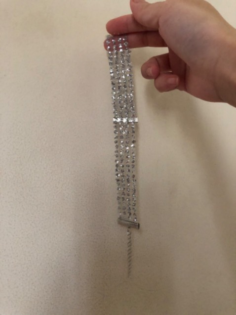 Giao nhanh 2h. Mẫu rất dễ thương nhưng mang hơi ngứa châm chích do mấy hạt đính bling bling ấy cạ vào da.