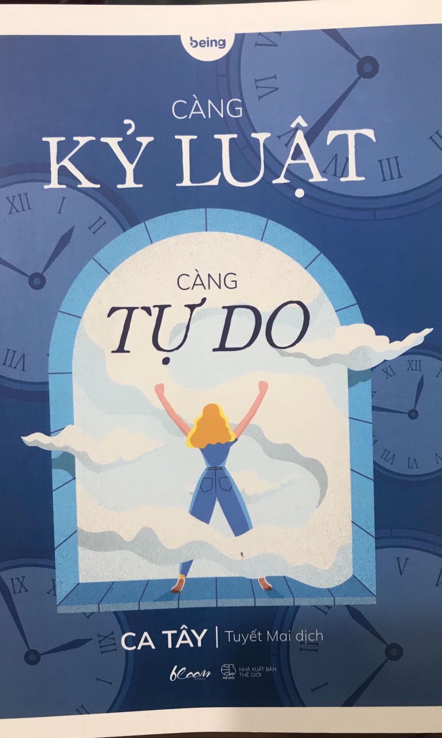 Mình chọn giao tiêu chuẩn nên 3 ngày mình mới nhận được sản phẩm. Nhưng dù sao thì tiki vẫn giao đúng lịch dự kiến. Nói chung về giao hàng mình không có gì phàn nàn cả, vì mình khá là dễ tính. Sản phẩm của mình cũng không có hư hại gì cả.
Về nội dung sách, trước khi mua mình được bạn mình giới thiệu cho quyển này, và sau khi đọc tìm hiểu về đánh giá của mọi người thì mình mua ngay và luôn. Mình chỉ mới đọc xong chương 1 thôi nhưng đã thấy nội dung rất thích hợp với mình, một người rất tào lao, có thói sống buông thả về kỉ luật và không có khái niệm làm chủ bản thân, làm chủ cuộc đời mình bằng cách quản lý thời gian tốt hơn, tuy nhiên lại thường rụt rè và không biết mình là ai. Mặc dù vậy, mình sẽ cố gắng đọc hết để thay đổi tư duy của chính mình.
Ai có lối suy nghĩ và cách sống giống mình thì hi vọng là cuốn sách này có thể giúp bạn! Mình cũng hi vọng cuốn sách sẽ giúp mình tốt hơn! ?