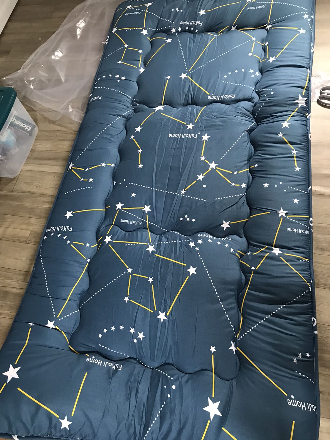 nhìn ngoài rất ưng mắt, nhìn đẹp. nhưng có 1 điểm là không biết bên trong là chất liệu gì do không thể xem được bên trong, mình chỉ sợ là vải vun xây xé nhỏ thì bụi lắm. nên mình cho 4 sao, nếu xem được bên trong rõ ràng thì mình sẽ cho sao sao tối đa.cảm ơn shop!