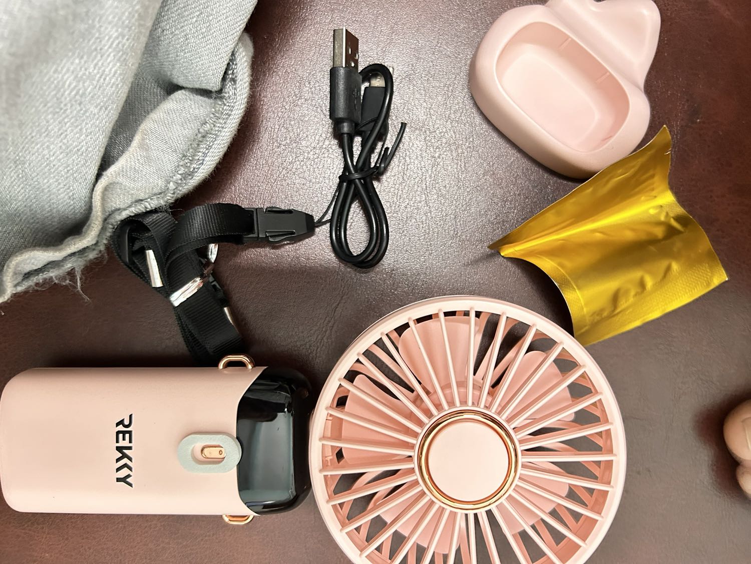 Xinh xắn. Nhỏ gọn. Nhẹ. Nhg chế độ làm mát không bằng máy mua hãng khác. Chạy êm. K có tiếng ồn