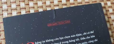 - Tiki giao hàng cực nhanh, anh shipper dễ thương. Đóng gói kĩ, thùng carton cứng cáp, dán keo khắp các mép và cạnh, sách nằm vừa vặn, gọn gàng trong hộp. Tất cả sách mới toanh, không có một quyển nào bị trầy xước, hỏng hóc. 
- Bìa siêu đẹp, láng mịn, rõ nét. Giấy vàng, thơm. Mực in đen, đều màu, không lem hay bị nhạt. Hơi buồn là bìa sau bị rách một tí, nhưng thôi không sao. Mong Tiki cẩn thận hơn.
- Canh đợt giảm giá của Nhã Nam nên giá cực hời, sách lại mới. 
- Túm lại: Trên cả tuyệt vời cho đơn hàng đầu năm. Yêu Tiki nhiều.