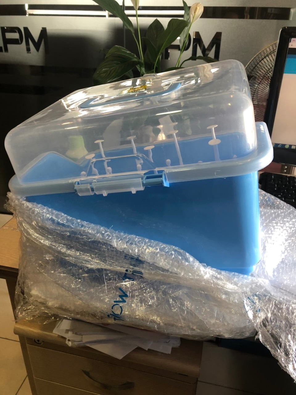 Mình mới nhận hàng sáng nay, khi nãy mới bóc ra xem hàng bị vỡ 2 chỗ (như ảnh), ko biết do khâu vận chuyển hay thế nào, giờ có đổi lại cho mình được không?
Mã vạch của sản phẩm là 693 mà mình được biết mã vạch này là của Trung Quốc, ko phải Hong Kong như quảng cáo, mã vạch của Hong Kong phải là 489.
Mua hàng của Tiki nhiều nhưng mọi lần trước đểu rất ổn, chưa lần nào thất vọng như lần này.