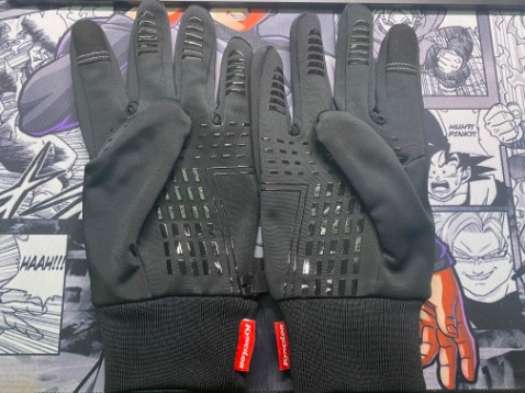 Găng tay đẹp, giống hình, bên trong có lót nhung nên khá ấm, đã đi thử dưới mưa thì thấy chống nước tạm, nếu mua to hoặc đi lâu thì vẫn thấm nước. Cảm ứng đt xài đc, nhưng tất nhiên là ko nhạy như bt đc