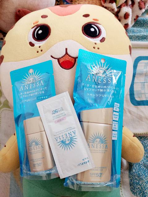 Hàng tốt. Thấm nhanh. Da mình nhạy cảm, dễ nổi mụn. Chỉ hợp với KCN Anessa. Nhiều hôm quên tẩy trang mà hôm sau ko bị nổi mụn. Giao hàng tốc độ tên lửa 🤣