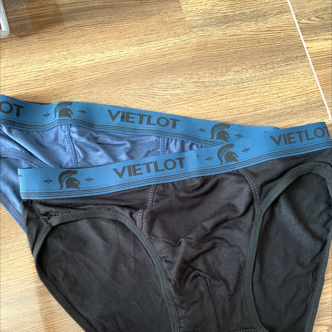 Giao ko đúg mẫu, ko đúg số lượg. Combo 5 mà giao có 4.
Nt mấy ngày shop ko tl gì lun.
Bán hàg như *** đảo ấy. Chán