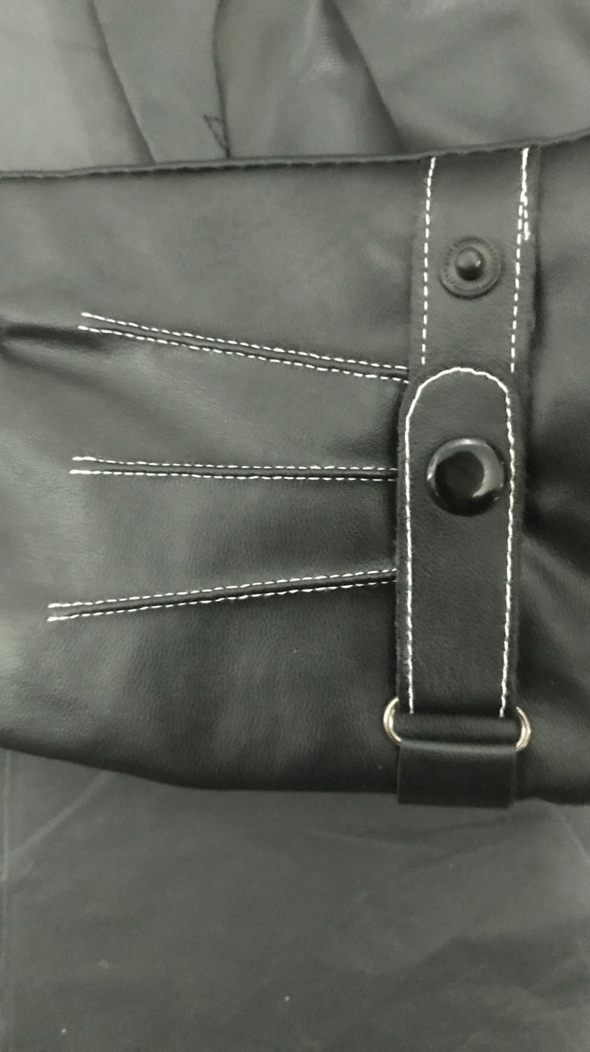 Găng tay da ấm áp. Mua về đúng đợt rét đầu mùa dùng thích ghê. Đi mưa khá ổn không sao cả. Lớp lông bên trong làm găng tay mềm mại dễ chịu. Da co giãn tốt đeo cũng rất thoải mái nữa ý. Sản phẩm tốt đánh giá 5 sao. Cảm ơn shop và tiki