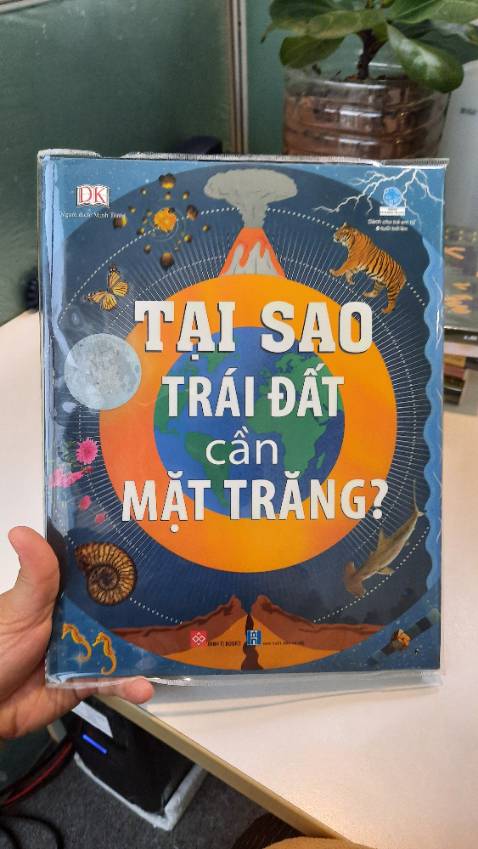 Sách rất là đẹp, bìa cứng, các tranh minh họa bên trong đều là trang màu in trên giấy ảnh bóng. Tiki giao hàng nhanh, đặt hôm trước- sáng hôm sau đã nhận được rồi.
Mình nghĩ sách sẽ tập trung nói về mối quan hệ Mặt Trăng và Trái Đất cơ. Hóa ra nội dung đó chỉ chiếm 2 trang giấy (trang 70-71) thôi. Chính xác thì đây là một cuốn bách khoa về khoa học Trái Đất dành cho trẻ em.
Sách chia làm 5 phần: 1) Hành tinh của chúng ta; 2 Bề mặt của Trái Đất; 3) Hành tinh xanh (nước và đại dương); 4) Trên trời cao và 5) Sự sống trên trái đất
Mình mua sách đúng đợt sale hội sách nên thấy cuốn này thật là hời :)