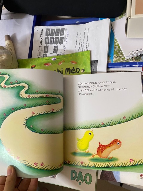 sách của nhật theo suy nghĩ của trẻ nên đơn giản, màu sắc và chữ rõ ràng. bé thích lắm