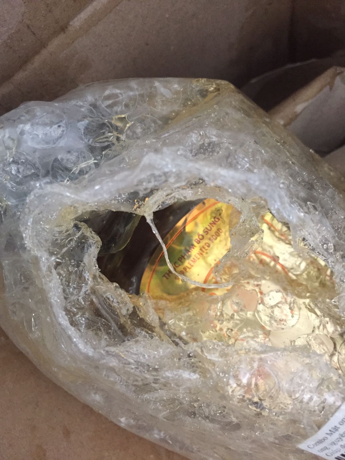 Chai lớn bể nát rồi còn mỗi chai nhỏ, nhờ SHOP giải quyết giúp!