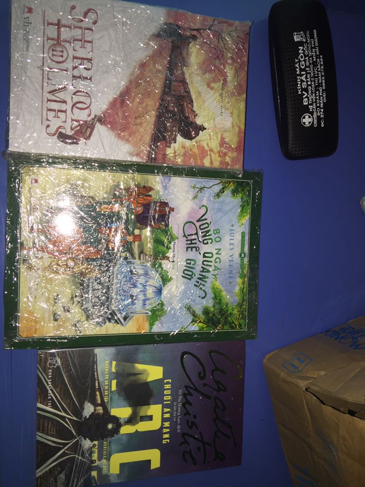 Mình đặt sách vào đúng mấy hôm mưa to. Chỉ sợ sách bị ướt thôi. May mắn là hộp bên ngoài chỉ móp méo chứ sách vẫn nguyên lành. Mình đã đọc và thấy chất lượng giấy tốt, dày, không bị móp gáy sách. Hình minh hoạ và màu sắc rất rõ nét. Mình mua nhân dịp 6/6 nên được sale khoảng 45k thôi