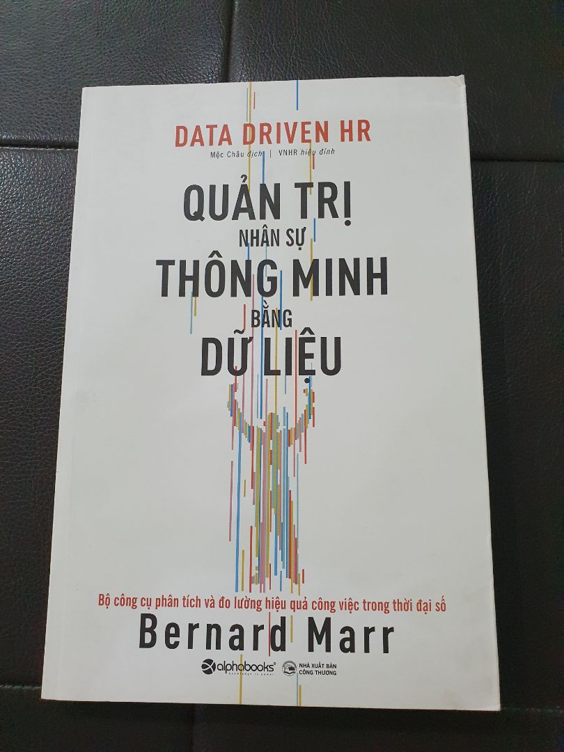 Sách có vẻ phù hợp hơn cho người làm nhân sự, thay vì cho người muốn tìm phương án lập số liệu để đánh giá nhân sự vì thấy hơi ít số liệu
