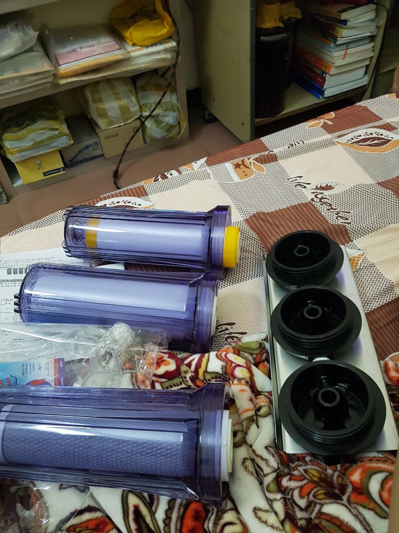 Nhà đã có máy lọc hịn nên mua lọc này để lọc "tiền trạm" giảm việc thay lõi lọc nhưng đọc review các bác toàn chê nên muốn mua có phần hoang mang nhưng sau khi xem các trang tmdt khác thì vẫn chọn tiki là đối tác, giá tuy cao nhưng bù lại free ship, đổi trả chắc cũng ổn hơn ( dù mua hàng đâu ai mong phải đổi). Nhà cung cấp nói chung là có nguồn gốc rõ ràng, dòng này thường nhưng quét Q code cũng có site 9 hãng. Lắp đặt chảy nước hay ko là do mình nhé, cần kỹ mới được vì đồ liên quan đến nước ko đơn giản. có đôi hình ae xem qua, hãy ủng hộ.