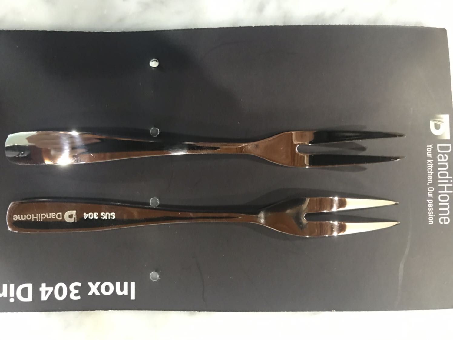 Một sản phẩm Made in Việt Nam có chất lượng rất tốt, có cả kết quả kiểm nghiệm vật liệu nên sử dụng rất yên tâm. Thiết kế nhìn khá sang trọng, logo in sắc nét. Nhà sản xuất chắc hẳn đã rất thấu hiểu người tiêu dùng. 
Sản phẩm được đóng gói cẩn thận và giao hàng nhanh chóng!