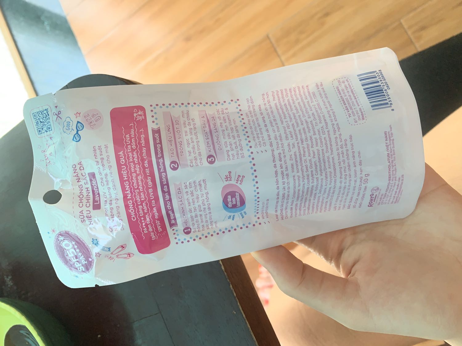 Mình da hhtd, bị vài cục mụn, nhưng xài vẫn bth. Trước mình hay xài nắp vàng mà ko còn thấy size lớn trên mọi shop nữa. Mình xài thử loại này, thấm khá nhanh, hơi nâng tông da mặt chút, bôi nhiều có thể bị trắng lố xí 😂 nhưng 1 hồi nó bớt trắng, chống nắng khá tốt, mùi ko quá nồng. Kiềm dầu dc tầm 3 tiếng. Mình nghĩ nếu ko hoạt động hay ở ngoài nắng, có thể lâu hơn.