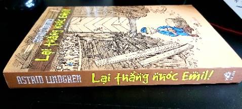Emil - cậu đặc biệt khi cậu cứ nghịch ko ngừng, nghịch bằng mọi giá và trở thành tác giả năm tuổi của một serie trò nghịch oái ăm ko dứt tại trang trại Katthult, làng Lönneberga, tinh Småland, Thụy Điển. Tại sao lại như vậy? Ông bố thì bứt tóc kêu trời, bà mẹ thì cầu nguyện và ghi nhật ký, dân làng thì thấy vợ chồng họ thật đáng thương, bởi Emilnghịch quá thể, biết bao là bối rối... Lại thằng nhóc Emill Người lớn cứ kêu ca vậy suốt. Emil chui đầu vào liền xúp, Emil treo I da lên đỉnh cột cờ, Emil nhổ răng hàm cho cô Lina, Emil phải đẽo hình nhân trong xưởng mộc, Emil... Emil... Và gì gì nữa có trời mới biết. Vậy nhưng, có ai thích sống mà thiếu vắng Emil đâu. Bạn hãy đọc Emil đi rồi sẽ rõ điều mà dân làng Lönneberga rốt cuộc cũng hiểu đó, dù chẳng chịu nói ra. Và thế là, ở giữa nơi thấm đẫm sự bình yên fuơi sáng của quê hương Astrid Lindgren, chẳng kém cạnh Pippi Tất dài bằng món nghịch tối ngày đó, Emil trở thành một trong bộ đôi sứ giả văn chương được yêu mến nhất của nữ thánh văn học thiếu nhi Thụy Điển.