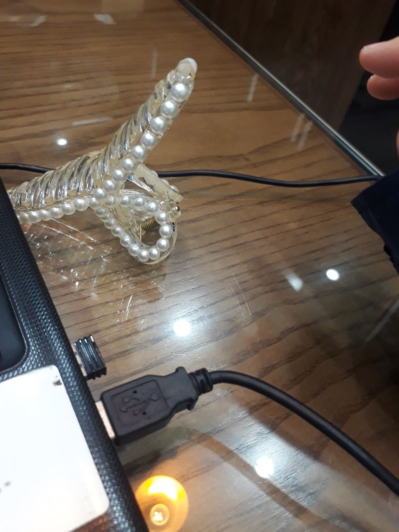 hình như là bên ngọc trai bé bên to với cả cái hình trong ảnh nó bị cập kênh ko đứng được vựng