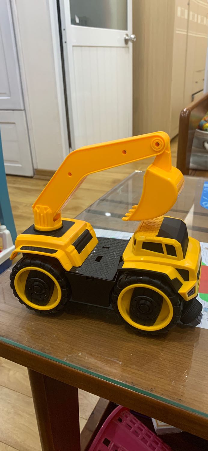 Nhựa rất ổn. 
Xe có bánh đà nên có thể đẩy chạy khá xa. 
Loa hơi nhỏ. 
Thằng con rất thích.