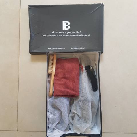 Cảm nhận ban đầu: Rất hài lòng với ngoại quan của sản phẩm, nhìn không khác gì đôi giày Italy tôi đang đi. Da bò thật và đế cao su đúc hy vọng sẽ bền bỉ. 
Shop đóng gói rất chu đáo, trong hộp gồm có: Đôi giày, 1 hộp xi, 1 bàn chải lông, 1 miếng kê gót khi mang giày, 1 khăn cotton cùng phiếu bảo hành và phiếu giảm giá lần sau. SP rất hợp mua làm quà tặng các bạn nhé.