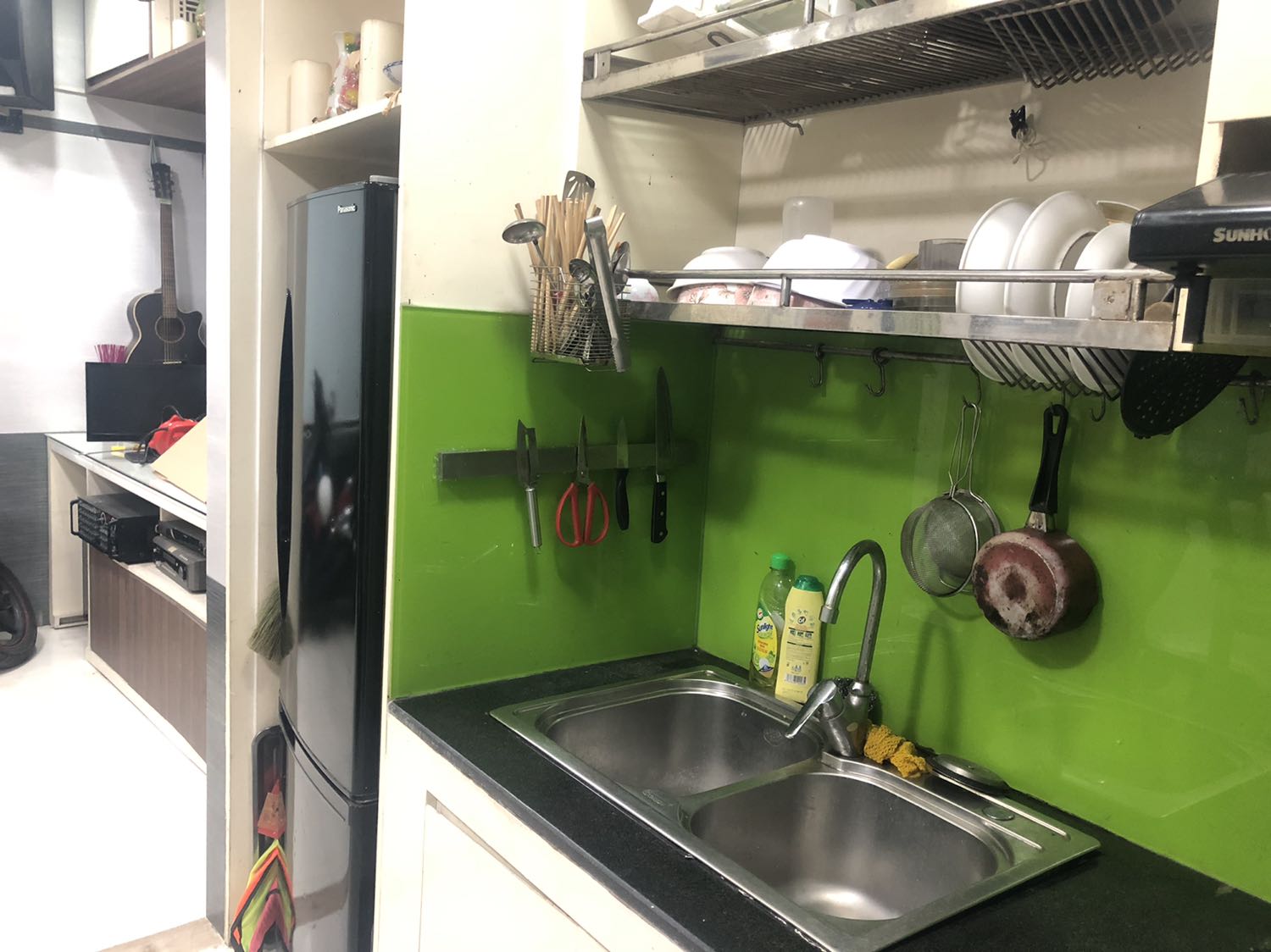 Chất lượng đóng gói tốt. Sản phẩm đẹp, nặng, cầm chắc chắn. Shop phục vụ tốt. Điểm trừ duy nhất là hàng của mình keo dán hơi yếu, để 2 ngày rớt mất. Mình dán silicon chiều giờ thấy oke. Hàng đẹp.