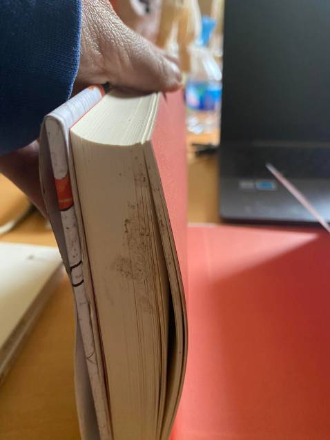 Sách mình mới mua hôm qua, đặt hàng tiki now và nhận giao hàng siêu tốc. Mình nhận được sách rất nhanh nhưng có việc không để ý sách được. Hnay mở sách ra đọc thấy rất thất vọng về ngoại hình của sách.
Mình muốn đổi trả một cuốn khác