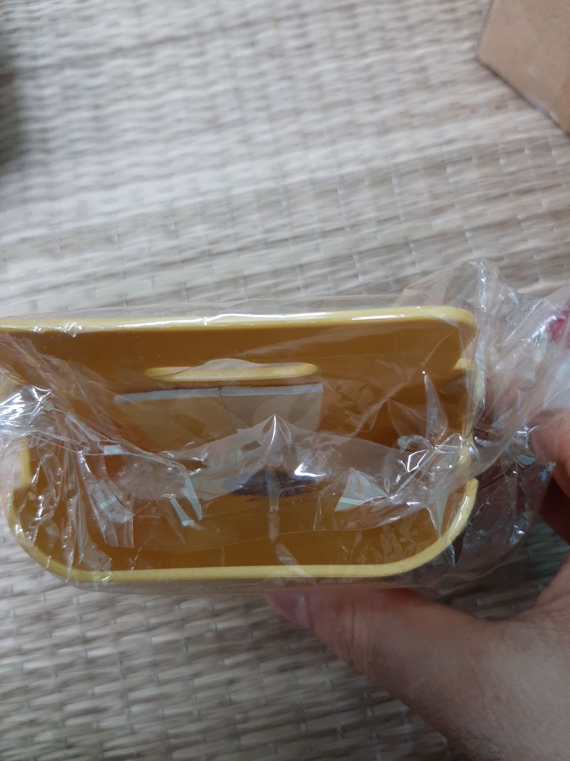 Sản phẩm như hình giới thiệu nhưng màu thì sặc sỡ quá. Màu này chỉ hợp với treo ở bếp thôi. Mình trừ shop 1* về màu...