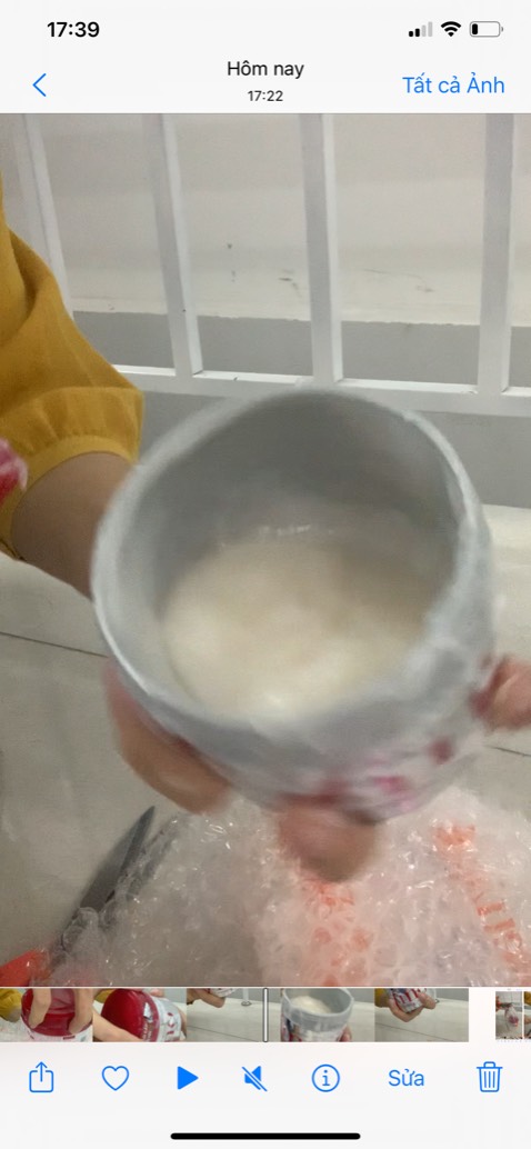 Bao bì lọ kem ủ sơ sài, ko có tem niêm phong, giao tới hở nắp đổ hết nửa lọ Bao bì lọ kem ủ sơ sài, ko có tem niêm phong, giao tới hở nắp đổ hết nửa lọ