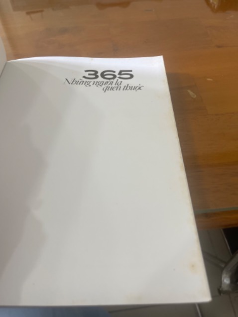 sách cũ, bị ố vàng. có vài trang bị rơi giấy.