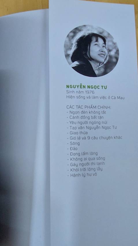 Hơn mười truyện ngắn về thân phận con người vùng sông nước dường như bất tận châu thổ đồng bằng sông Mê kông. Đó đều là những mẩu chuyện mộc mạc nhẹ nhàng không quá bi lụy về những mảnh đời chìm nổi, lênh đênh. Những người dân Nam bộ thật thà, chất phác vẫn bình thản, lặng lẽ sống như vậy từ bao đời trong một không gian rất riêng, dù hoàn cảnh sống còn rất nhiều khó khăn nhưng bặt không một lời ta thán mà chỉ thấy chan chứa tình người.