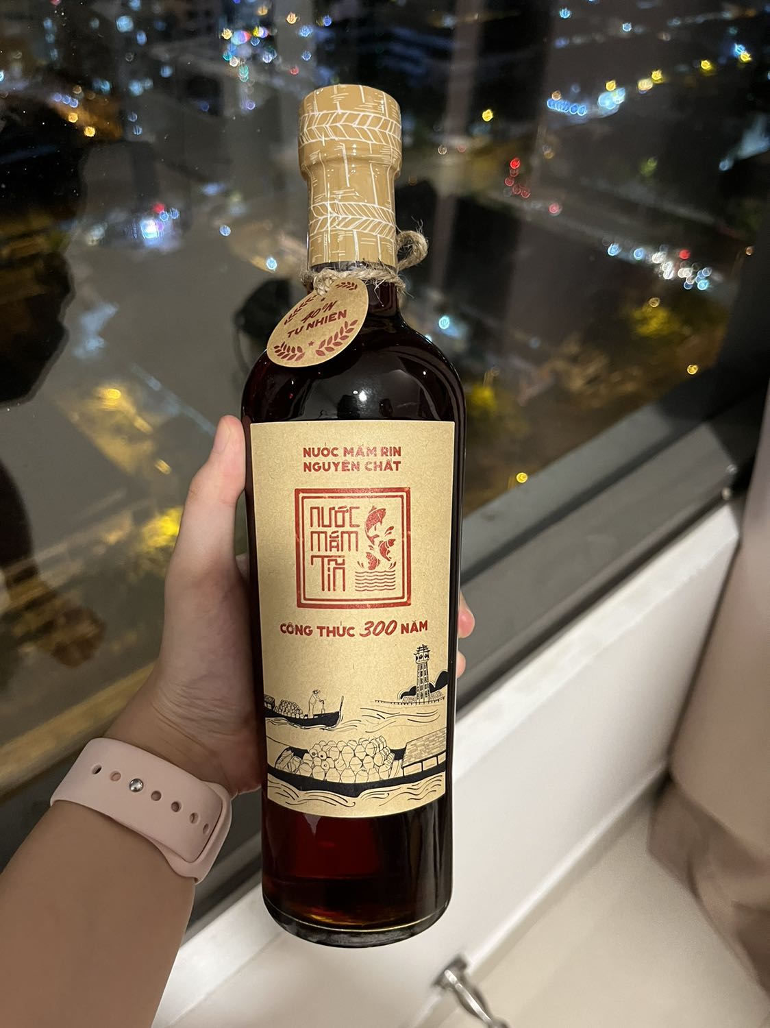 Tiki giao hàng quá nhanh luôn ạ chắc chưa đầy 1 tiếng có luôn rồi. Chai thuỷ tinh đẹp và chất lượng. Đã mua của hãng nhiều lần rồi và thấy rất yên tâm