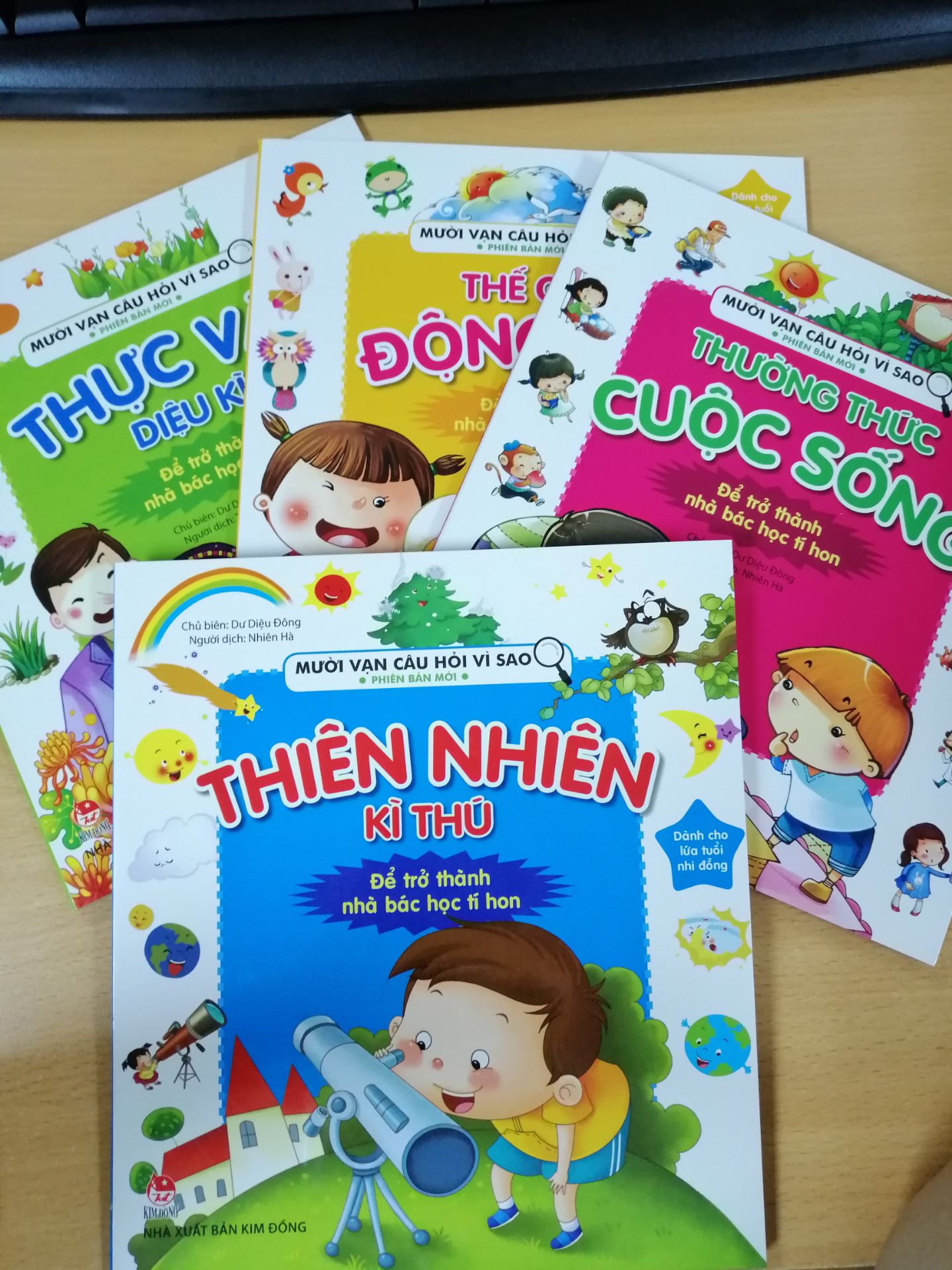 Bộ sách tuyệt vời!
Sách in hình vẽ dễ thương, màu sắc bắt mắt, chất giấy đẹp, nội dung thú vị. Bé rất thích! Mọi người nên mua cho bé từ 5-8 tuổi.