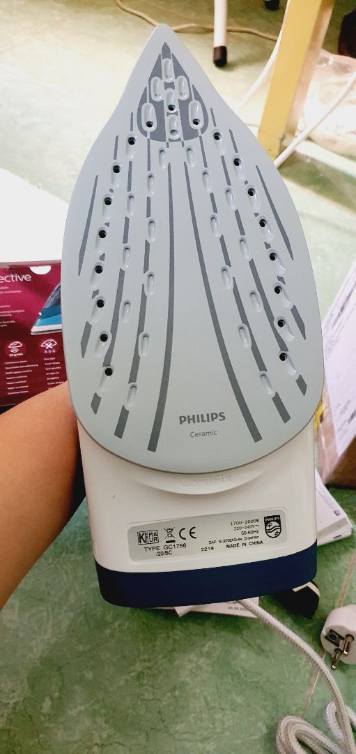 Đóng gói cẩn thận. Cầm không nặng tay, thoải mái. Nếu đổ nước quá vạch đã có, đèn bàn ủi nháy sáng 1 lần rồi tắt. Trường hợp này chỉ cần lấy bớt nước ra, đúng vạch định sẵn thì bàn ủi hoagj động bình thường. Tài liệu hướng dẫn thì nhiều nhưng cụ thể về từng chức năng thì không nói rõ. Có phiếu bảo hành 2 năm kèm theo.